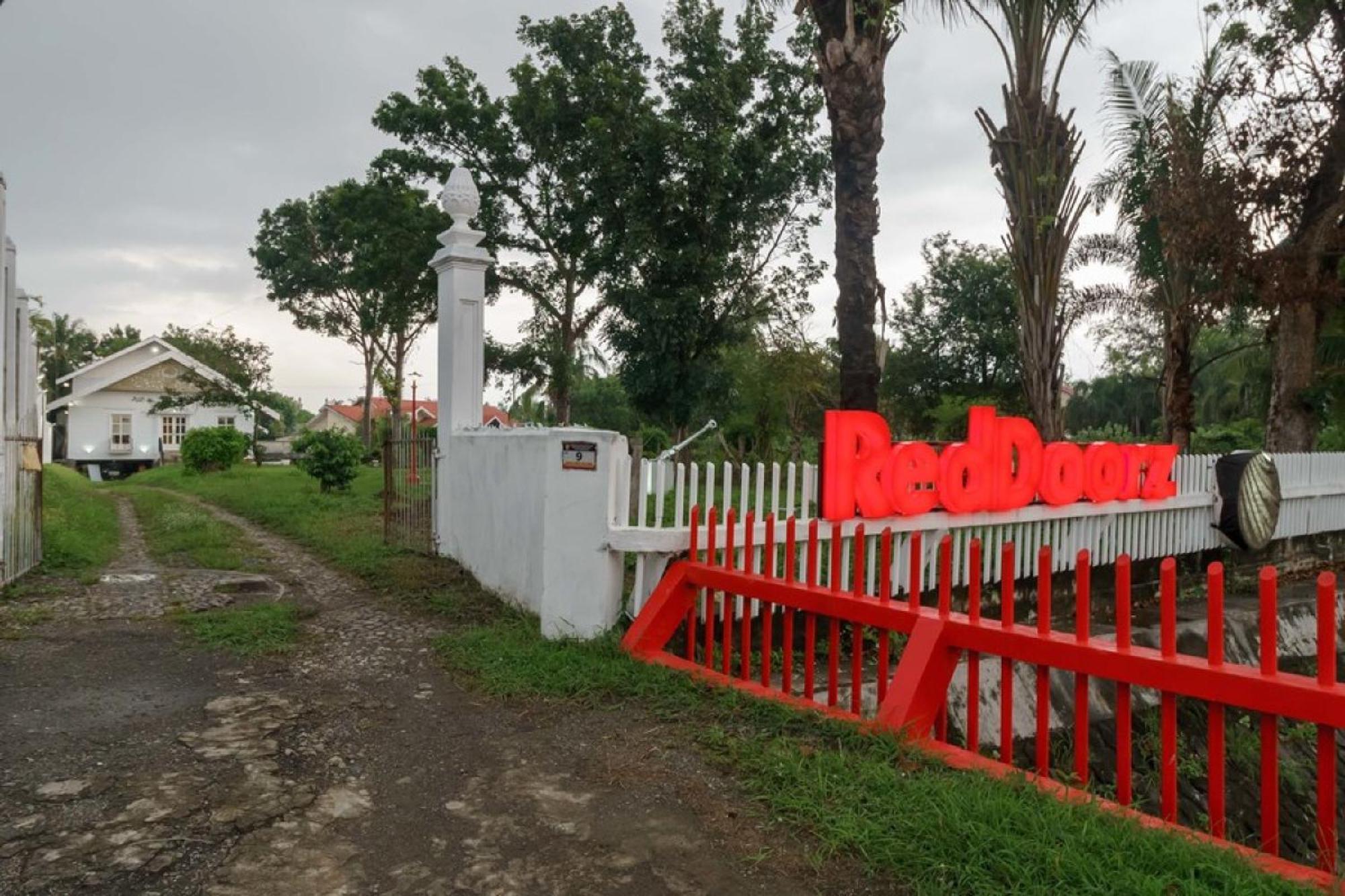 RedDoorz Syariah near Suzuya Mall Banda Aceh 2 Geutieue Bagian luar foto